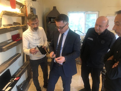 Kaymakamımız Sayın Ünal KOÇ  Süme Köyü’nde Bıçak Ustası Mahir Henden’in Atölyesini Ziyaret Etti
